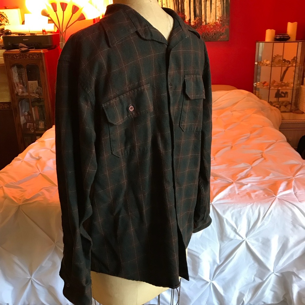 Men’s button-up plaid shirt long sleeve